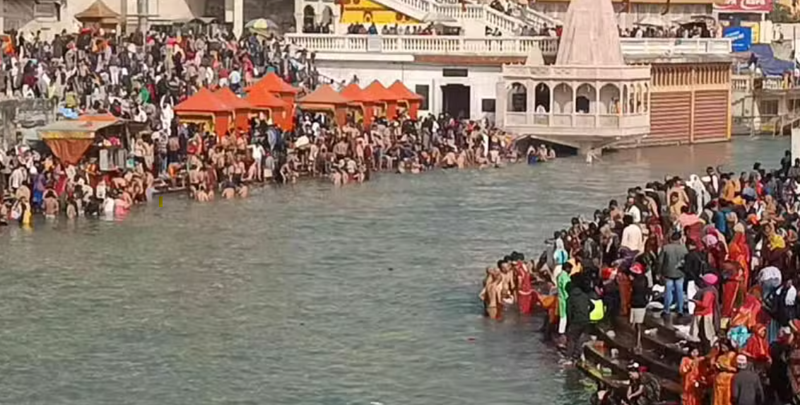 Somvati Amavasya: Massive Crowds Gather at Haridwar’s Ganga Ghats