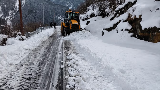 Snowfall Disrupts Highways in Uttarakhand, Gangotri Highway Remains Blocked for Third Day