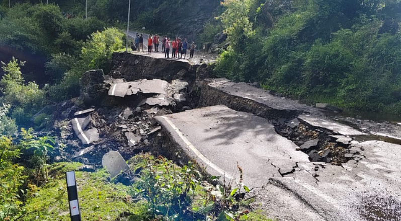 67 Roads Blocked Amid Heavy Rain; Bailey Bridge Construction Begins on Yamunotri Highway