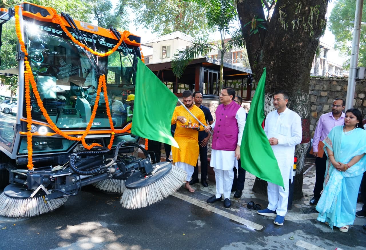 CM flags off Nagar Nigam’s Road Sweeping Machine