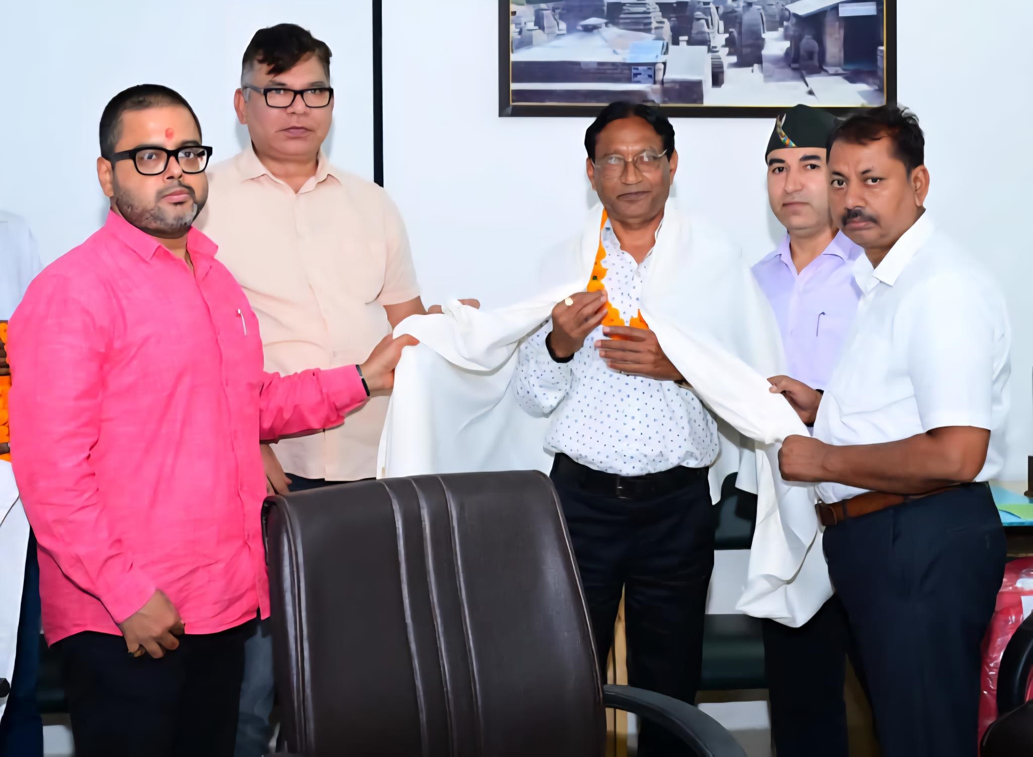 Senior Administrative Officer Mukesh Kumar retires from Information Department