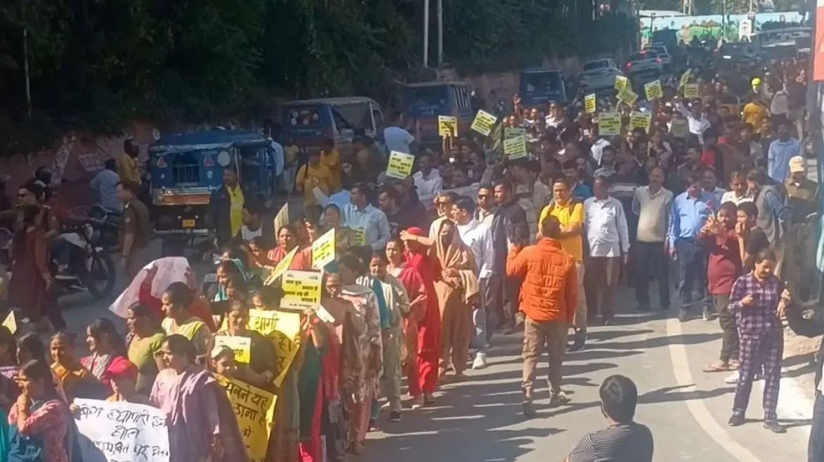 Rishikesh Protest: Clash Erupts Between Police and Protesters During Rally Against Liquor Shops and Drugs