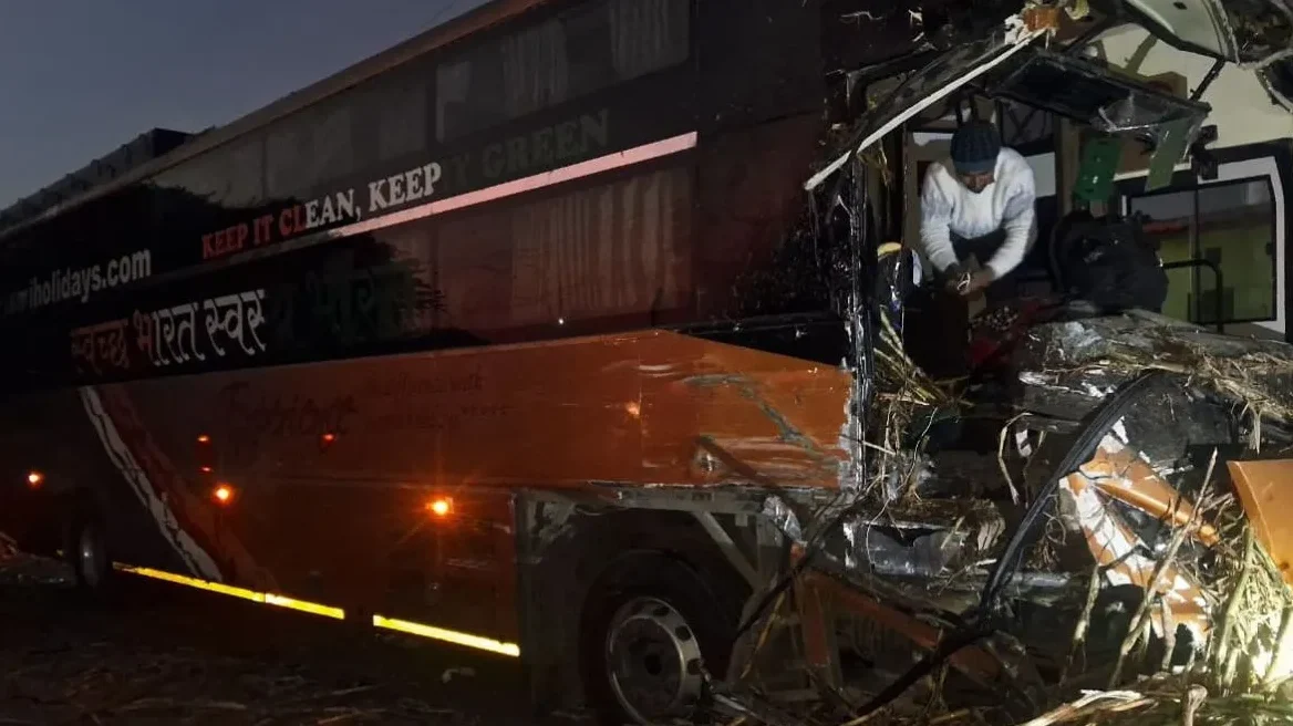 Bus Crashes Into Cane-Laden Trolley on Dehradun–Haridwar Highway; Driver Dies, Questions Over Road Safet