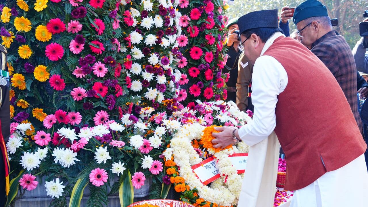 chief-minister-pays-tribute-to-martyrs-on-vijay-diwas-at-dehraduns-shaheed-memorial