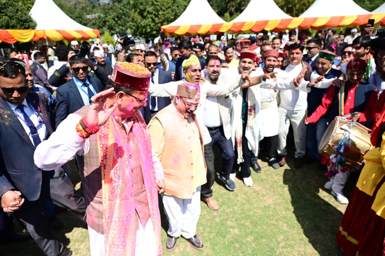 cm-dhami-celebrates-holi-with-folk-artists-at-official-residence