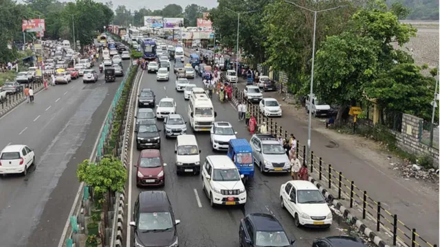 Haridwar Packed with Devotees as Weekend and Purnima Coincide, Highways Choked by Traffic
