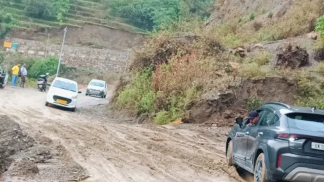 heavy-rain-triggers-landslide-on-beesa-bazer-road-in-pithoragarh-several-vehicles-stuck