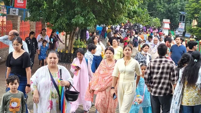 Nainital : 8,000 Tourists Arrive on Season’s Final Weekend Despite Rain, Hotels Remain Packed