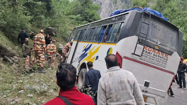 drivers-quick-thinking-averts-major-mishap-on-badrinath-highway-32-pilgrims-rescued