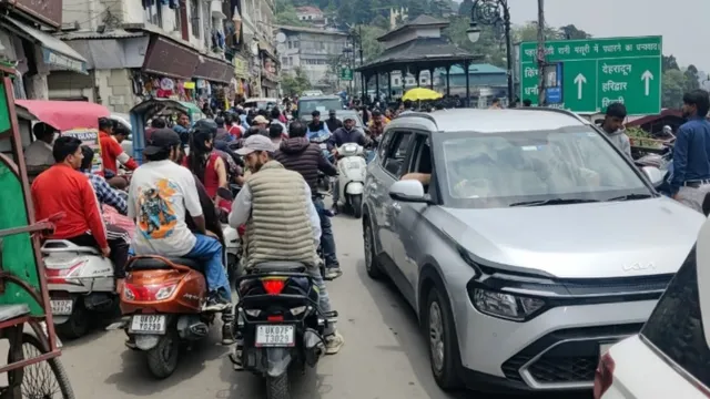 mussoorie-packed-over-weekend-as-tourist-rush-triggers-traffic-chaos-across-hill-station