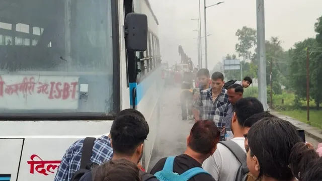 Dehradun-Delhi Expressway: Uttarakhand Roadways Bus Tyre Catches Fire, Passengers Evacuated Safely