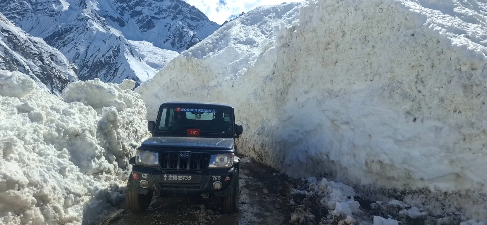 pithoragarh-snow-clearing-work-continues-on-adi-kailash-route-8-10-feet-of-snow-at-lipulekh